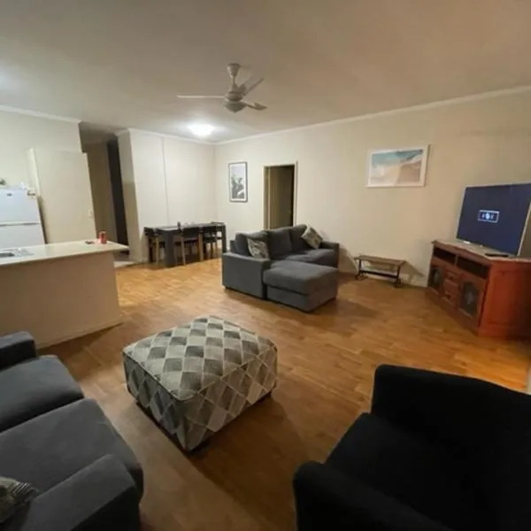Four bedroom House on Masters South Hedland, hotelli kohteessa Port Hedland