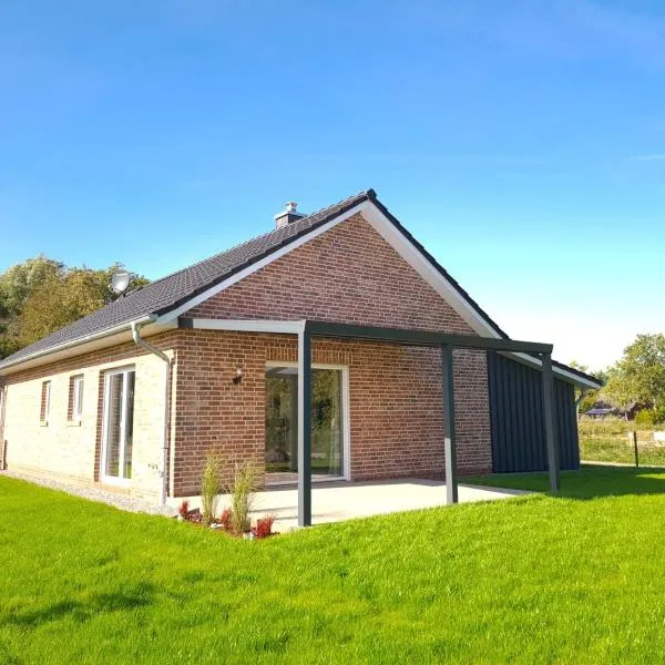 Haus KüstenBrise - Urlaub mit Hund an der Küste mit eigenen Garten, Sauna und gemütlichen Kaminfeuer, hotel en Schweiburg