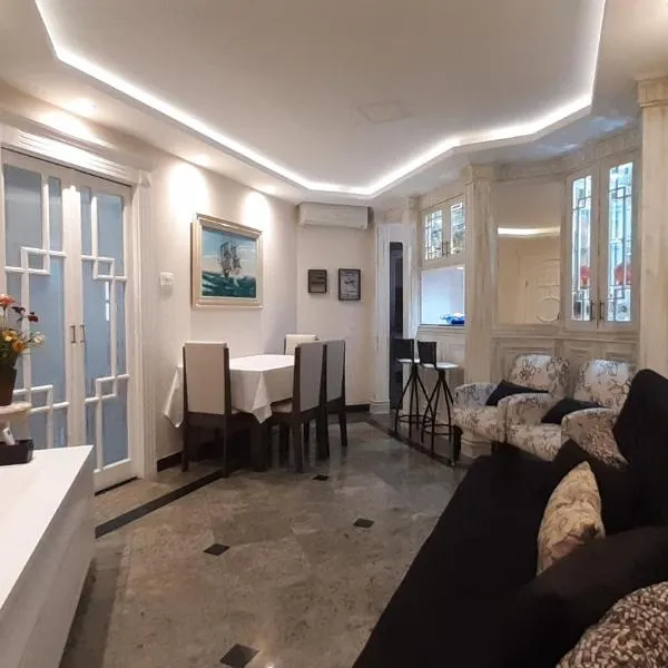 Lindo Flat no Edifício Cosmopolitan, com GARAGEM e PISCINA, hotel in Santos