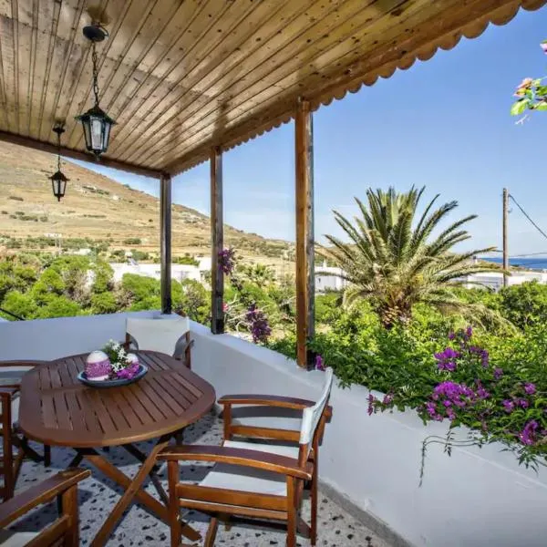 Spacious apartment with view and garden for kids!, hotel in Tinos Town