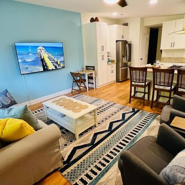Luxury 2/2 private oasis w/Hot Tub walk to Beach, hotel en Cabo Cañaveral