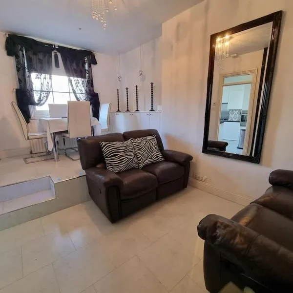 Beautiful apartment in the heart of Rochester، فندق في روتشستر