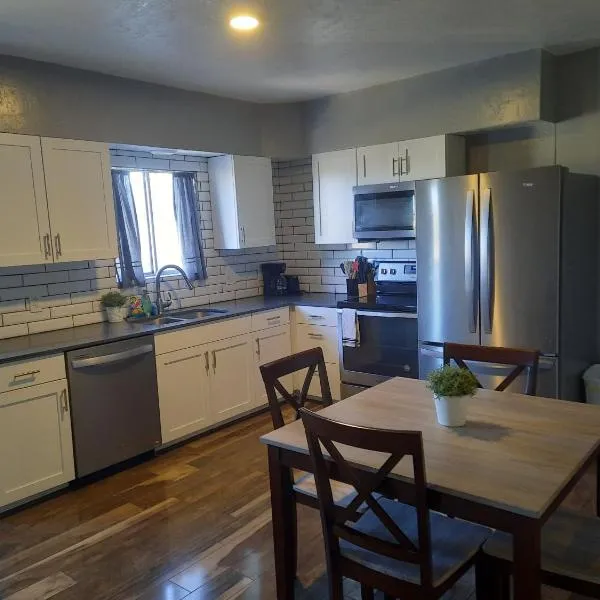Downtown Bungalow- 2 bedroom, hotel v destinaci Cedar City