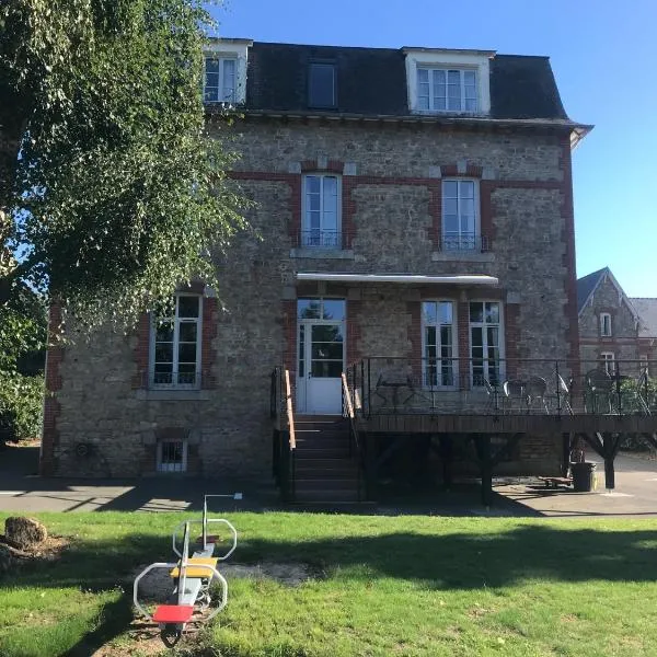 Auberge Ti'gousket, hotel in Saint-Jean-Kerdaniel