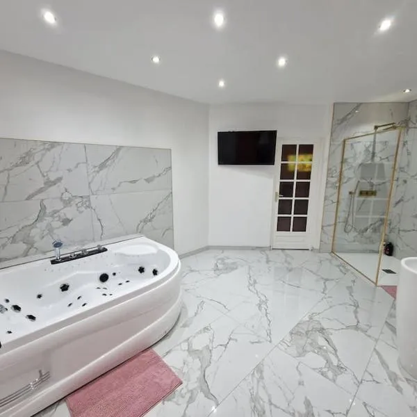 Maison Chic avec jacuzzi Nogent sur Oise YaoSpa60 – hotel w mieście Nogent-sur-Oise