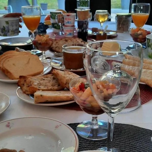 Chambres d'hôtes Les Chênes، فندق في Acigné