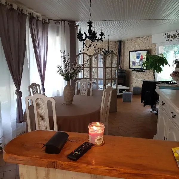 Chambres chez particuler proche du circuit, hotel v destinácii Ruaudin