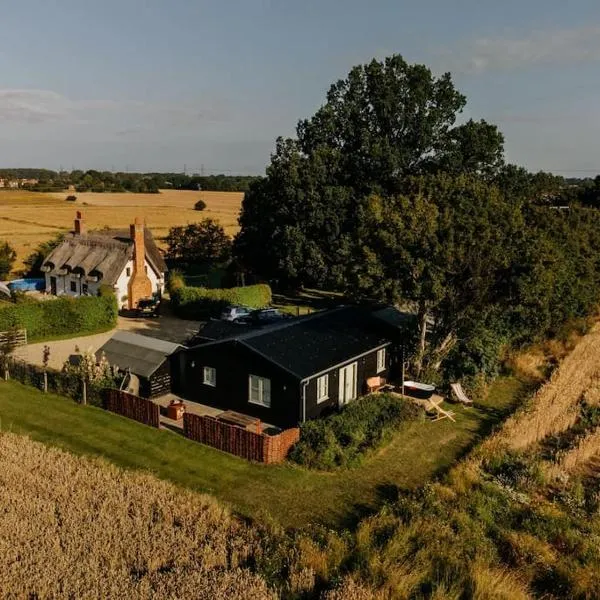 Beautiful Cottage with Heated Outdoor Swimming Pool in Bredfield near to Woodbridge on the Suffolk Coast, hotel di Bredfield
