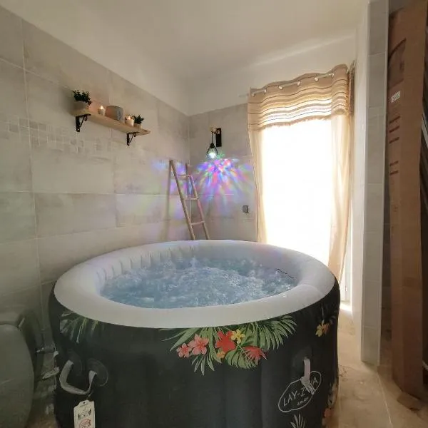 Villa 6 couchages spa privatif, accès direct mer, piscine, hotel in Le Barcarès