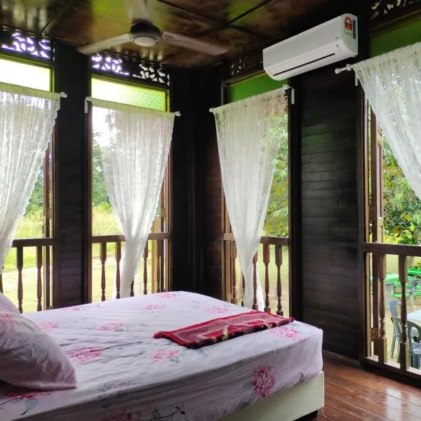 Homestay Kampung Den, hotel din Siliau