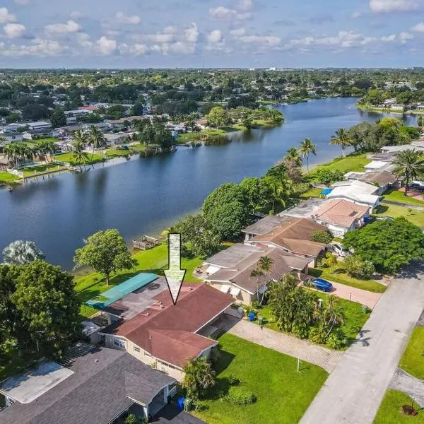 Private Lakefront Home in Miami/Pembroke, hotel in Pembroke Pines