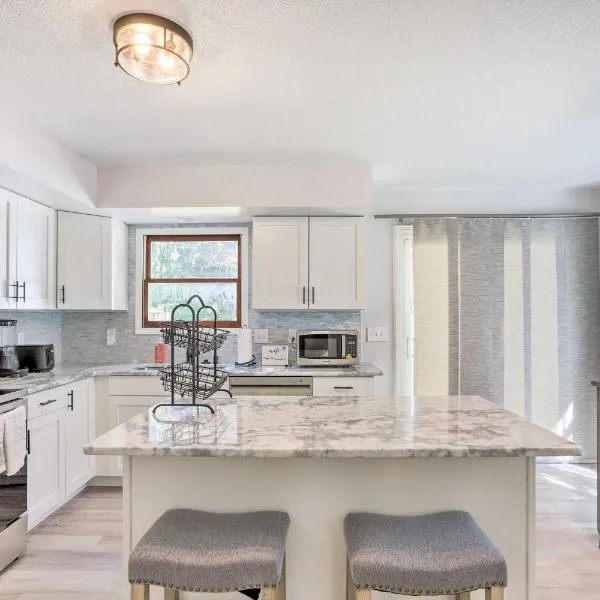 5 Mi to UT Quiet Toledo Duplex Near Parks!, khách sạn ở Toledo