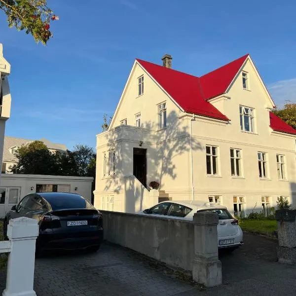 Reykjavik Urban Escape 2-Bedroom Haven with Private Entrance, hotel in Reykjavík