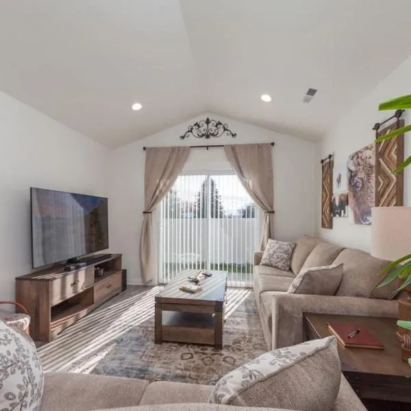 Modern Decor & Style KING bed Wifi with Garage, hotel in Spokane