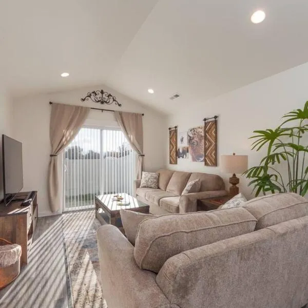 Modern Decor & Style KING bed Wifi with Garage, hotel in Spokane