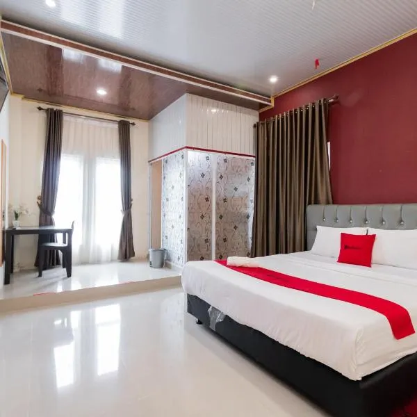 RedDoorz Syariah near Minangkabau International Aiport, hotell i Duku