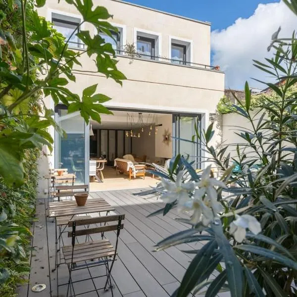 Maison d’hôtes, terrasse & jacuzzi en plein centre, hotel di Bordeaux