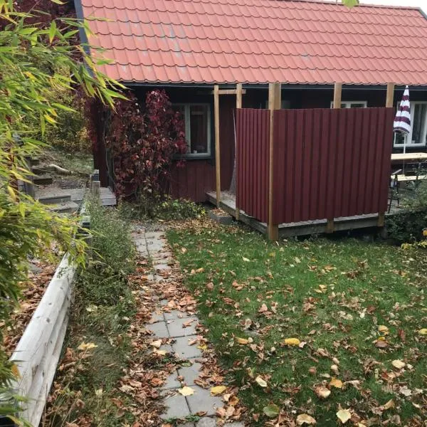 Trevlig stuga på landet, centralt 8km från Centrum, hotel in Sundby