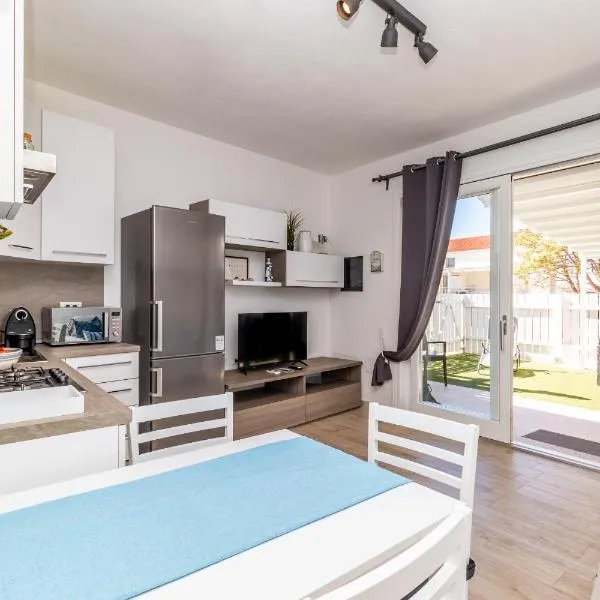 Stella Marina beach house, hotel in Isola Rossa