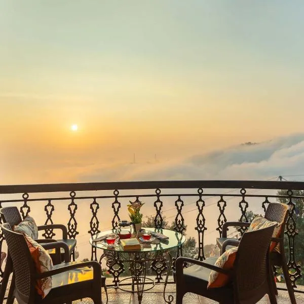 StayVista at Stonehill Manor Luxury Mountain House with Deck at Dharamshala, hotel in Dharamshala