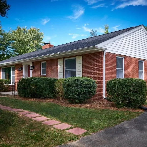 Fabulous Home W Outdoor Kitchen, Fire Pit And Back Yard!, hotel in Rutledge