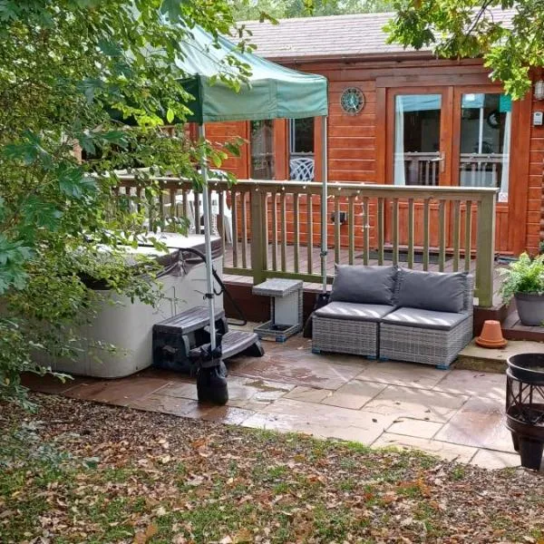 The Cabin with Hot Tub, hotel in Maidstone