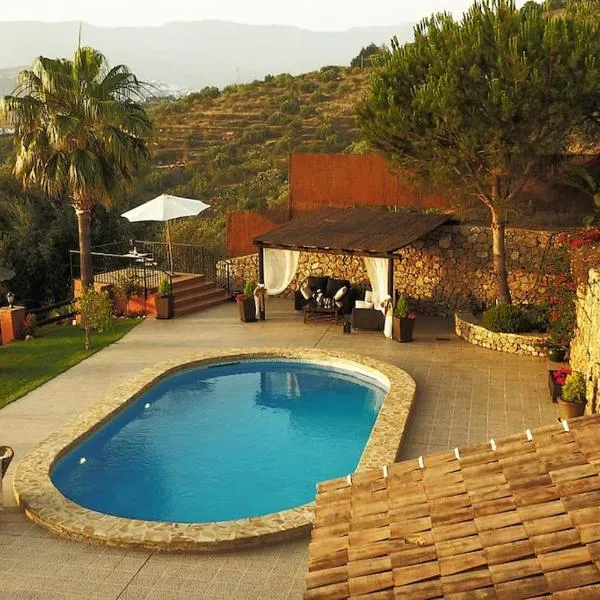 Villa el Pino: with Private Pool, hotel di Sayalonga