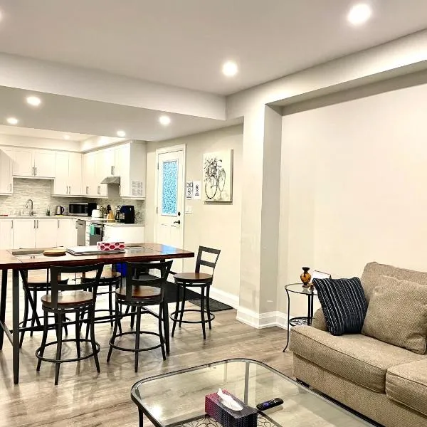 Charming, Comfortable Bsmt Apartment in Pickering, hotel v destinaci Pickering