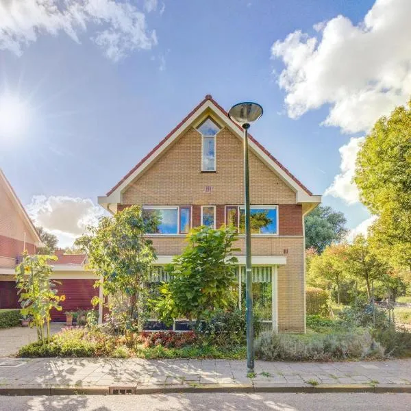 Comfy holiday home in Hoorn with French balcony, hotel in Hoorn