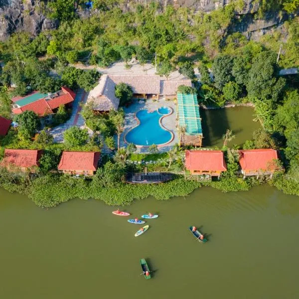 Xuan Son Lakeside Bungalow, hotel in Nguyên Ngoại