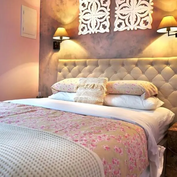Modern 2BR Apt near Train Station w Free Parking & Family games, hotell i Liepāja