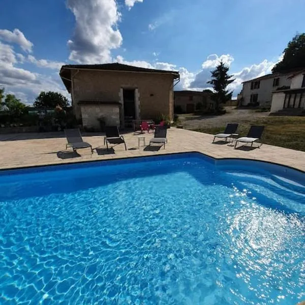 French Farmhouse Retreat with pool & superb views., hotel in Nonac