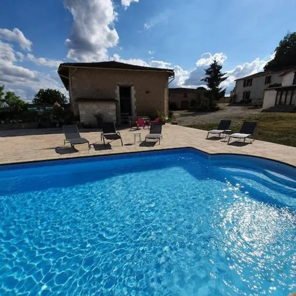 French Farmhouse Retreat with pool & superb views., hotel in Pérignac Charente