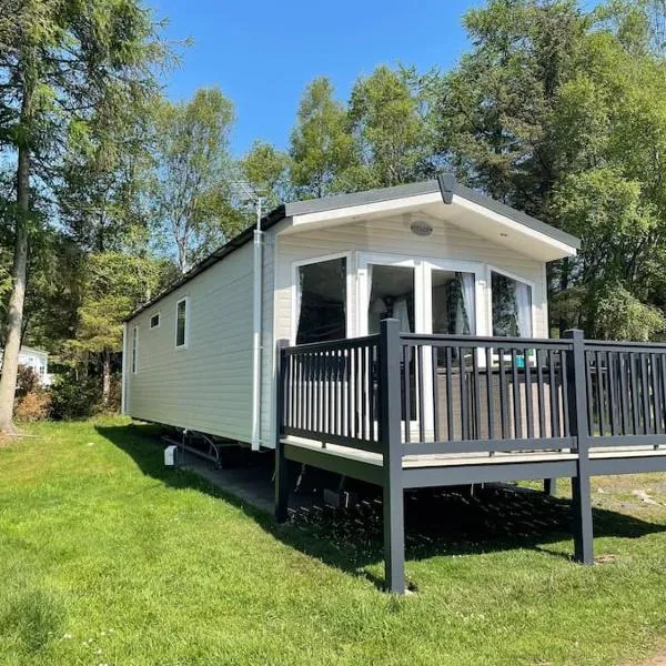 The Warrens - 2 bed caravan for 4 & private hot tub, hotel in Swarland