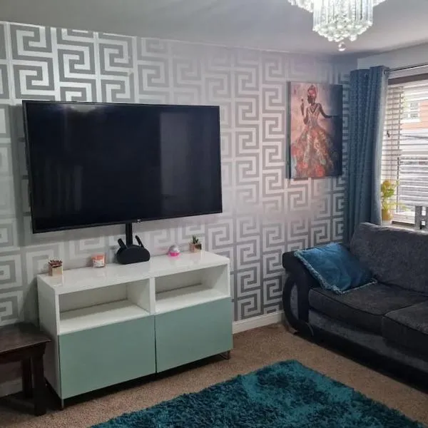 Well Furnished 3 Bedroom House in a cosy estate in Bolton, Hotel in Bolton