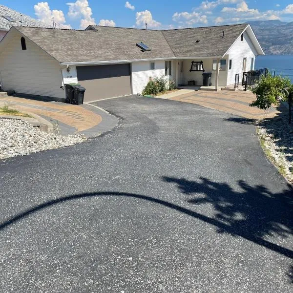 Blue View Family Getaway, khách sạn ở Peachland