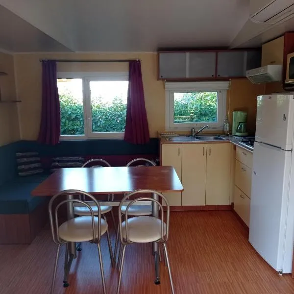 CAMPING LE BEL AIR mobil home LE FIGUIER 6 personnes, hotell i Limogne-en-Quercy