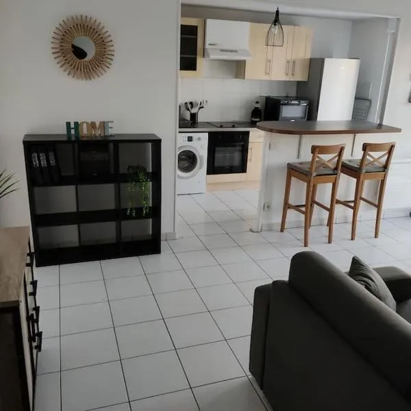 ORBIS - "L'Aquitaine" - Spacieux et joli appartement de 2 à 4 personnes - Parking - WiFi - Terrasse, hotel a Fenouillet