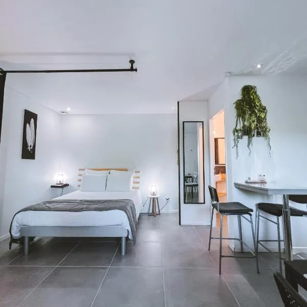 -WOOD- Appartement meublé cosy & confort-Parking privé & jardin, hotel in Ponsas