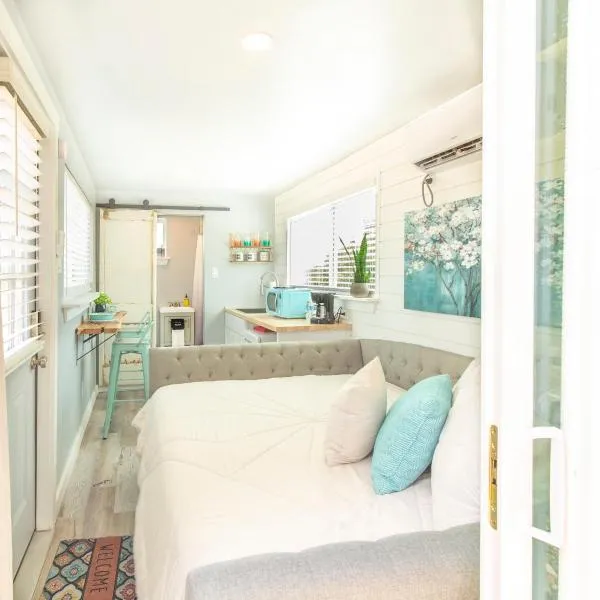 The Container Retreat @ 290 Wine Trail #1 Escape to Hye, TX, hotel v destinaci Hye