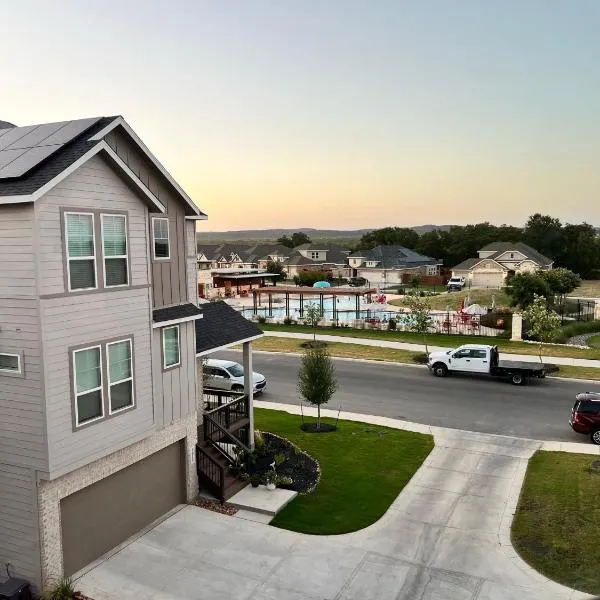 New 3 story home *Seaworld/ Lackland, hótel í Helotes