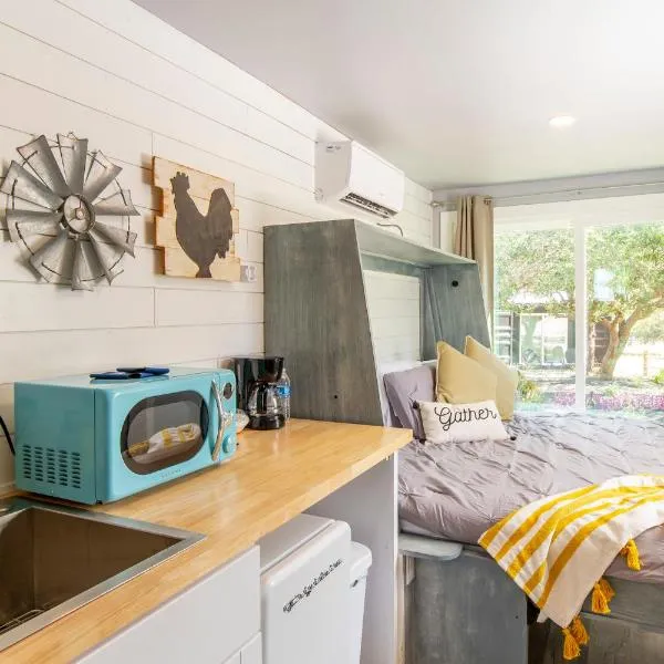 The Container Retreat at 290 Wine Trail #2 Adventure awaits!, hotel v destinaci Hye