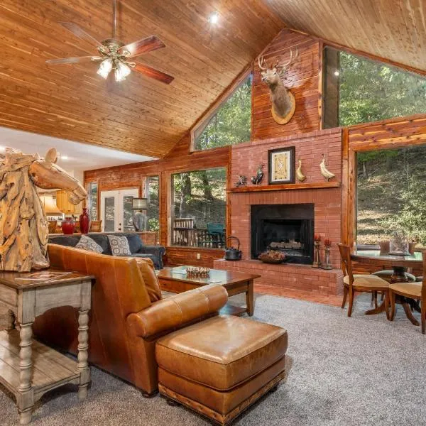 Luxury Rock Creek Cabin w Deck by Lake Hamilton, hotel in Hot Springs