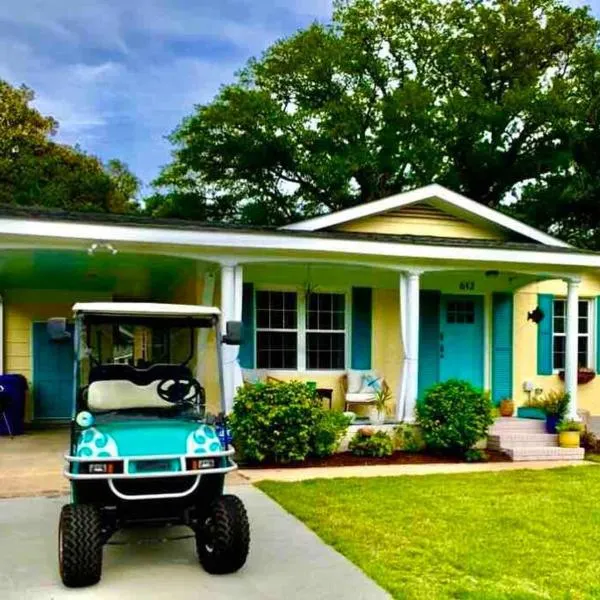 Downtown- Sunshine Cottage and Golf Cart, hótel í Oak Island