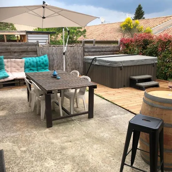 Villa avec Jacuzzi, hotel v destinaci Saint-Martin-de-Londres