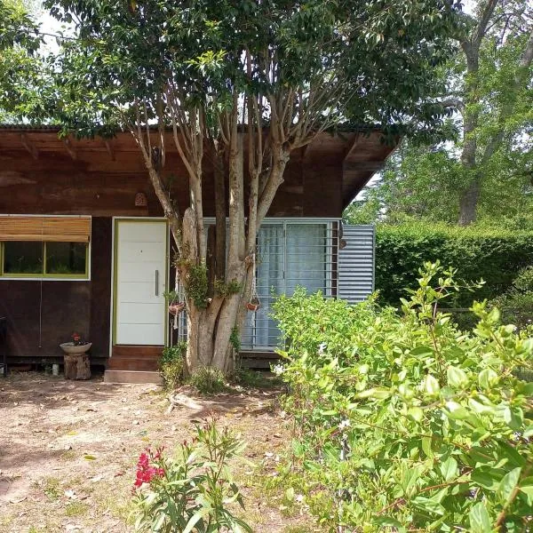 Cabaña monoambiente con pileta y jardín arbolado, hotelli kohteessa Villa Elisa