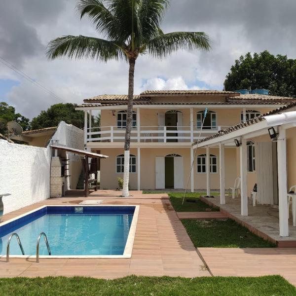 Casa com piscina e estacionamento, próximo á praia