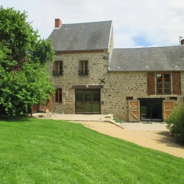 Grande maison en pierres avec jardin clos, proche des stations thermales et des Volcans d'Auvergne - FR-1-489-198, hotel in Marcillat-en-Combraille