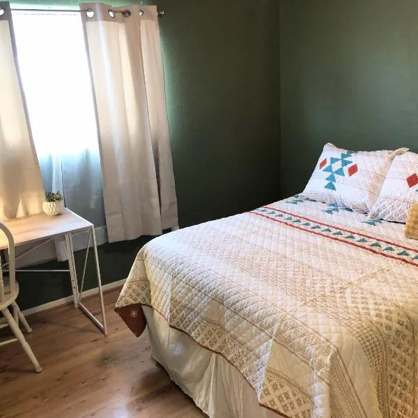 Rustic retreat room with desk in country house, hotel en San Jacinto