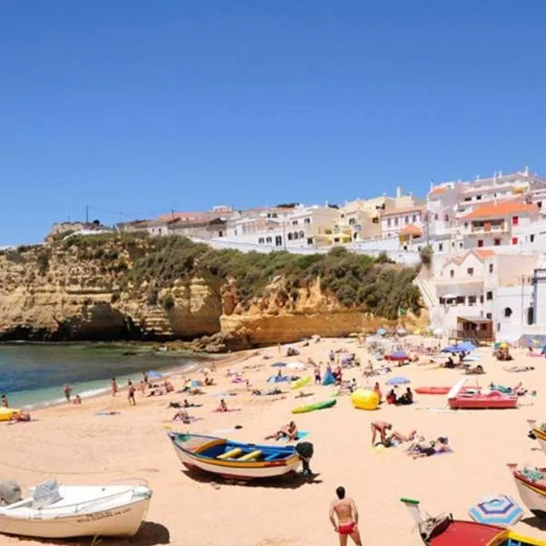 Carvoeiro Beach Duplex, hotel v destinaci Carvoeiro